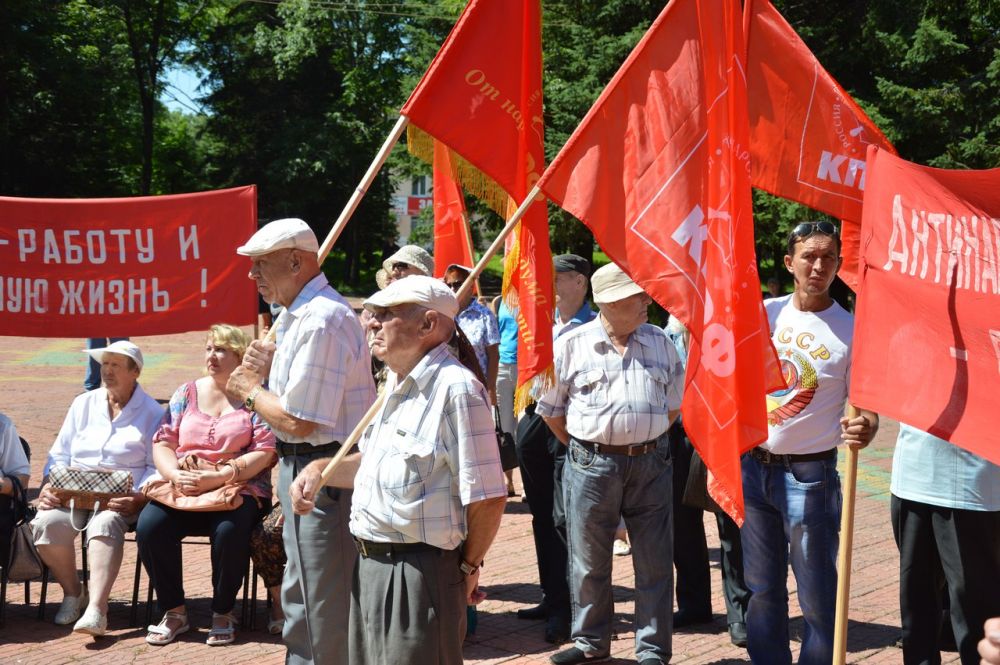 Участники коммунистического митинга в Биробиджане потребовали отставки правительства России во главе с Дмитрием Медведевым
