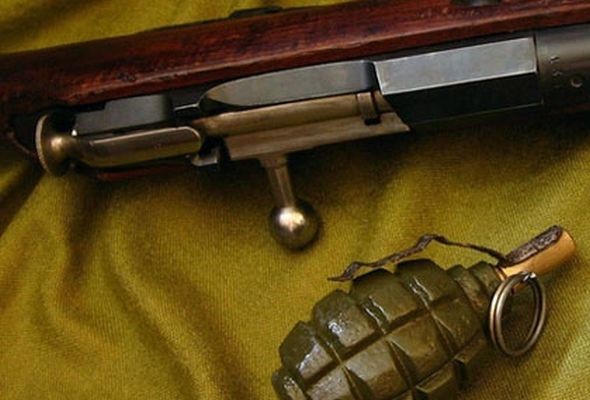 Два охотничьих ружья, патроны и гранату незаконно хранил дома житель Ленинского