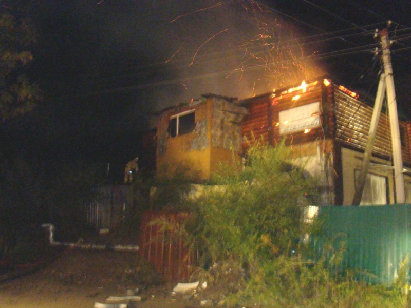 В Биробиджане ночью сгорела баня