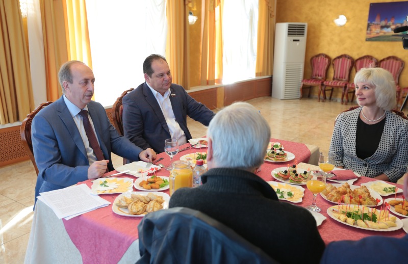 Губернатор Левинталь и сенатор Гольдштейн накормили журналистов завтраком