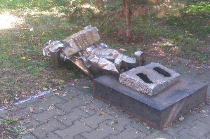 МОЛНИЯ: В центре Биробиджана вандалы сломали скульптуру еврейского переселенца