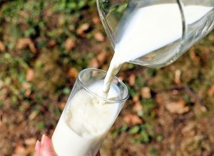 Надписью «1 кг» производители молока стали скрывать уменьшение товара в пакете
