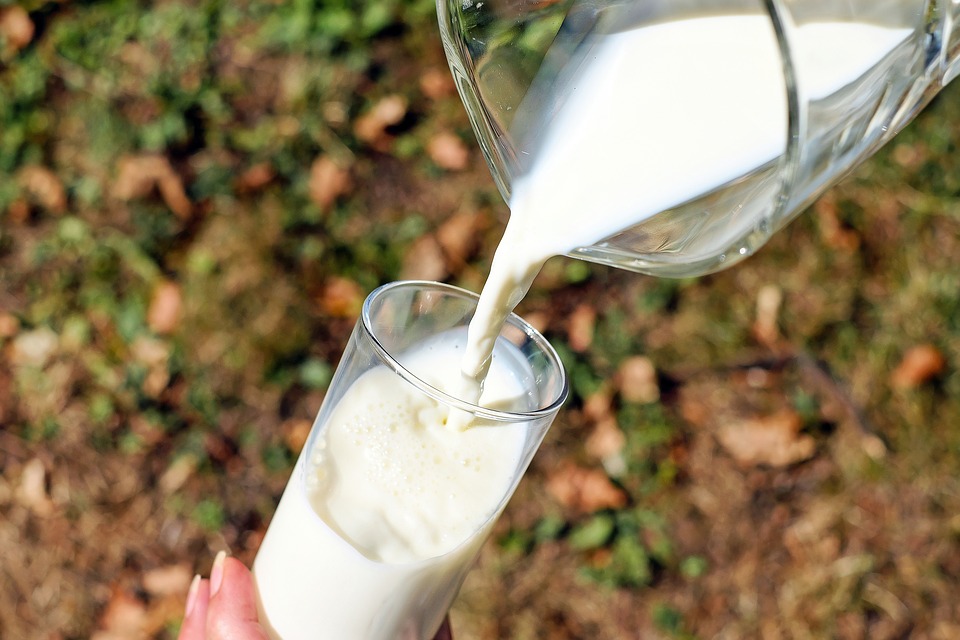 Надписью «1 кг» производители молока стали скрывать уменьшение товара в пакете