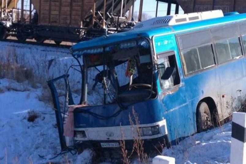 В ЕАО три человека пострадали при столкновении пассажирского автобуса с поездом на переезде