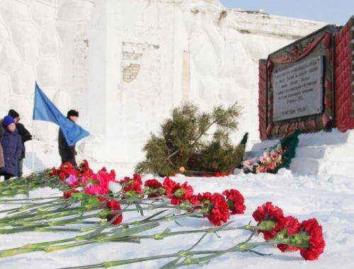 Власти ЕАО призвали к консолидации общества у могилы народоармейцев и красных партизан в годовщину Волочаевской битвы