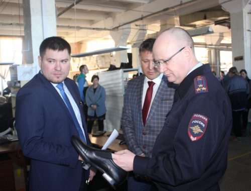 Главный полицейский ЕАО рассказал работницам обувной фабрики «Росток» о криминогенной обстановке