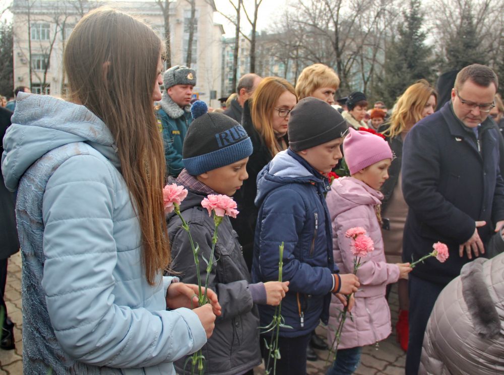 В Биробиджане почтили память погибших при пожаре в Кемерово