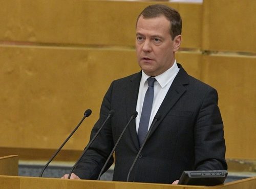 Медведев пригрозил лишить регионы полномочий из-за неэффективной работы