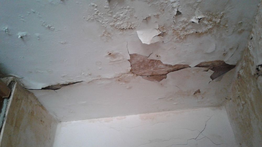 Протёкшие потолки причиняют неудобства жителям дома по улице Калинина в Биробиджане