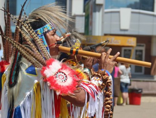 Эквадорские индейцы развлекали прохожих на биробиджанском Арбате