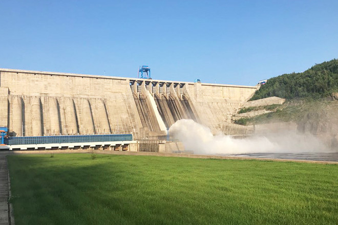 Бурейская ГЭС открыла восемь затворов для водосброса