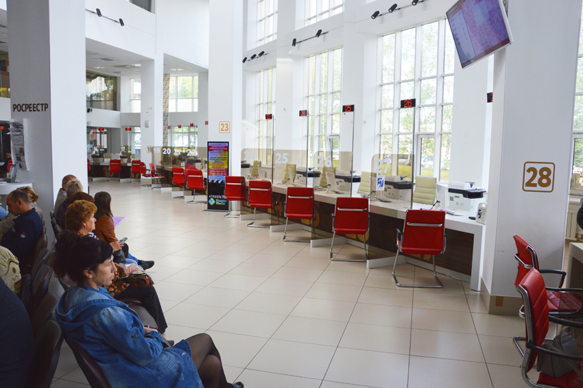 По принципу «одного окна» и на полтора часа: посетители МФЦ в Биробиджане недовольны временем ожидания в очередях