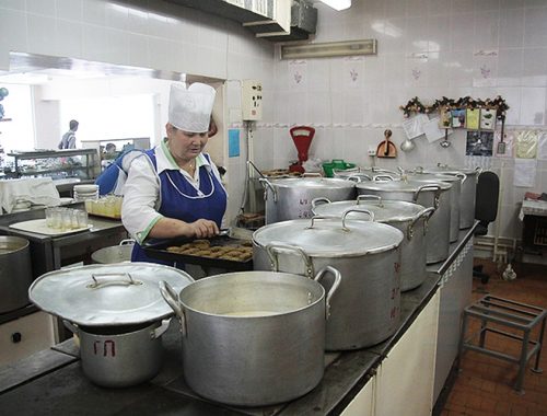 На 50 рублей увеличили стоимость питания на школьных площадках в Биробиджанском районе