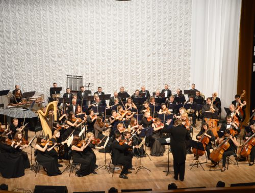 Выступлением симфонического оркестра из Хабаровска открылся очередной концертный сезон в Биробиджанской филармонии