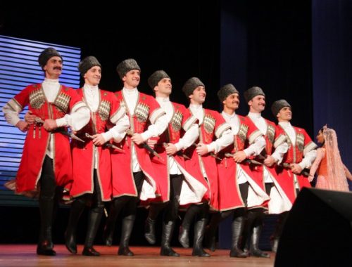 Хореографический ансамбль «Лезгинка» из Дагестана выступил на сцене биробиджанского ДК