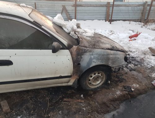 Биробиджанец решил прогреть электроплиткой личный автомобиль и спалил его