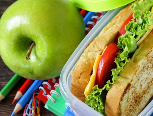 Россиян возмутило намерение властей запретить школьникам питаться домашней едой