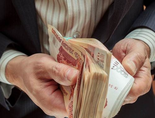 В 2020 году средняя зарплата чиновников в России выросла на 9%