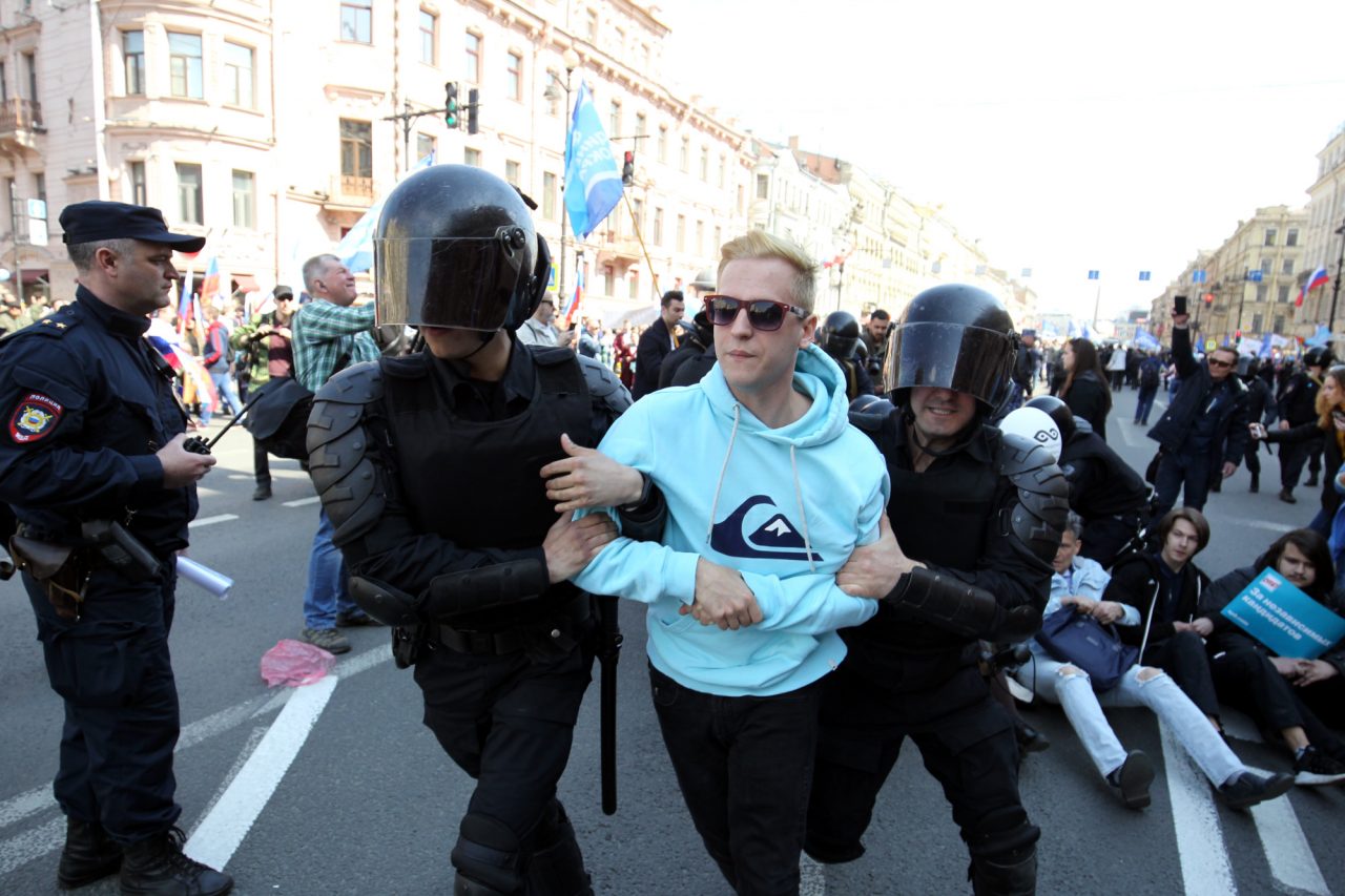 Не понравились плакаты? В Петербурге на первомайской демонстрации полицейские задержали свыше 60 человек