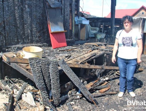 В Биробиджане многодетная семья собирает средства на восстановление дома после пожара