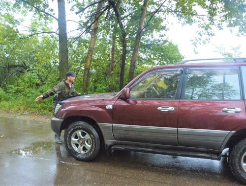 Общественный активист Гиви остановил автомобиль мэра Головатого и прервал его «пресс-тур» по тонущему пос. Тукалевский