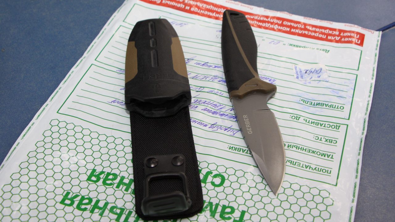 Незаконную пересылку по почте охотничьих ножей выявили биробиджанские таможенники