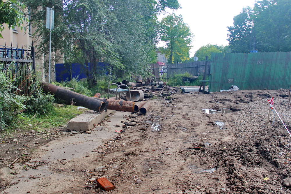 На выборы по бездорожью: ремонтники не спешат ликвидировать опасный участок в центре Биробиджана