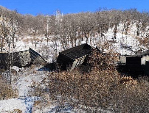 18 груженных углем вагонов сошли с рельсов в Амурской области