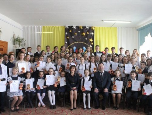 В Биробиджанском районе отличникам вручили премию «Сто пятерок»