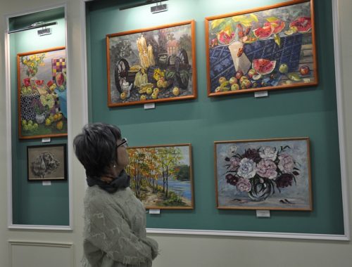 Театр и живопись под одной крышей: выставка картин художников ЕАО открылась в «Кудеснике»