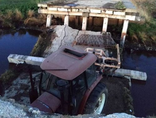 В с. Желтый Яр трактор упал в воду с ветхого моста