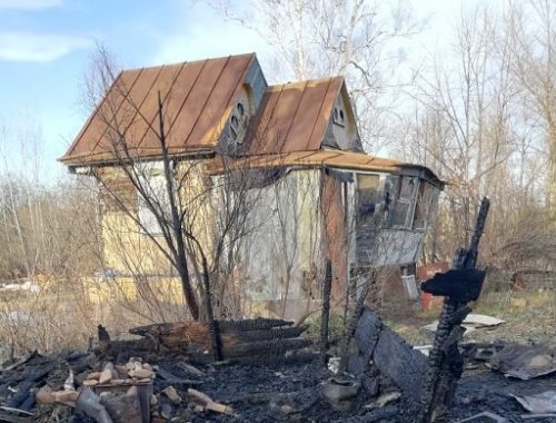 Пожарные спасли от огня домик на Щукинке