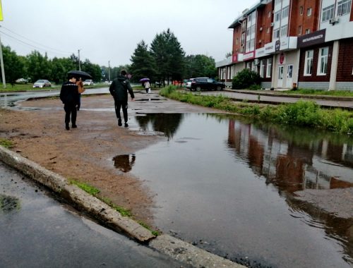 Ремонт подъездных путей к мэрскому таунхаусу не спасает ул. 40 лет Победы от потопа?
