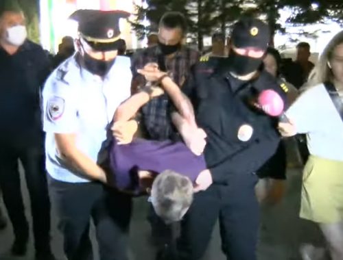 После встречи Дегтярева с митингующими в Хабаровске задержали одного из уличных активистов