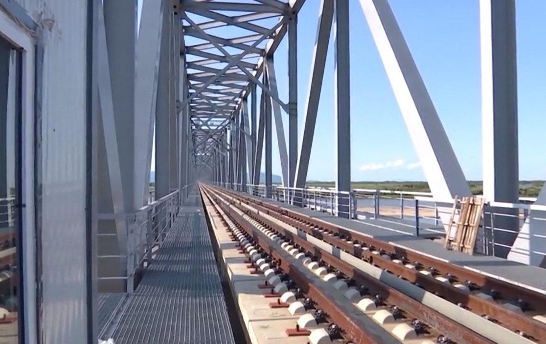 Центральное телевидение Китая сообщило о завершении укладки рельсов на трансграничном мосту через Амур