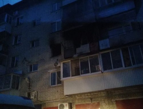 Во время пожара в биробиджанской пятиэтажке мужчина выпрыгнул из окна