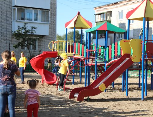 Не прошло и десяти лет: детскую площадку торжественно открыли на Птичнике