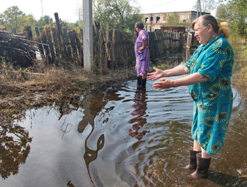 В «водный плен» попали несколько биробиджанских семей на улице Дальней