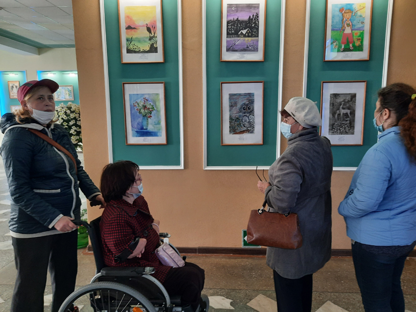 В Биробиджане открылась выставка картин Натальи Нелеп и ее учеников