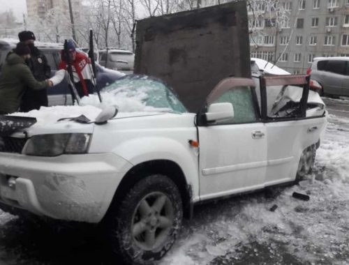 Во Владивостоке бетонная плита оторвалась от дома и рухнула на иномарку