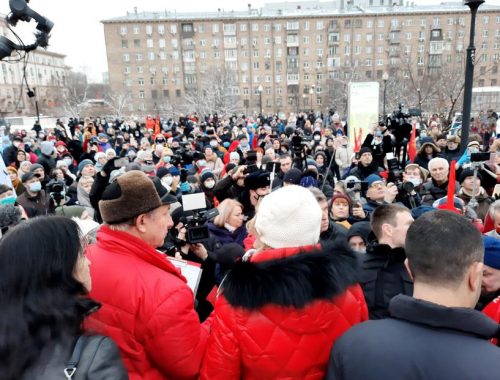 «Дистанту — нет!»: в Москве прошла массовая встреча родительской общественности с депутатами от КПРФ