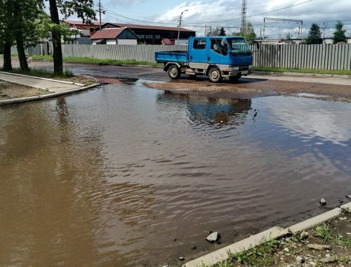 Ямы, лужи и грязь в центре Биробиджана угрожают автомобилистам и пешеходам