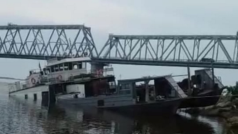 Возле трансграничного моста в Нижнеленинском затонул теплоход «Благовещенск»