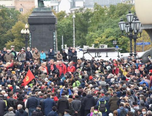 Вопреки полицейским запретам, коммунисты Москвы провели мирную встречу с депутатами Госдумы