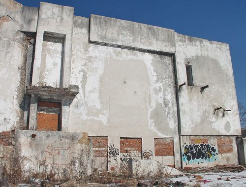 «Средств не предусмотрено»: мэрия Биробиджана не собирается ликвидировать развалины в черте города