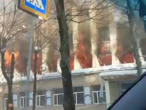 Корпус ПГУ имени Шолом-Алейхема горит на ул. Ленина в Биробиджане