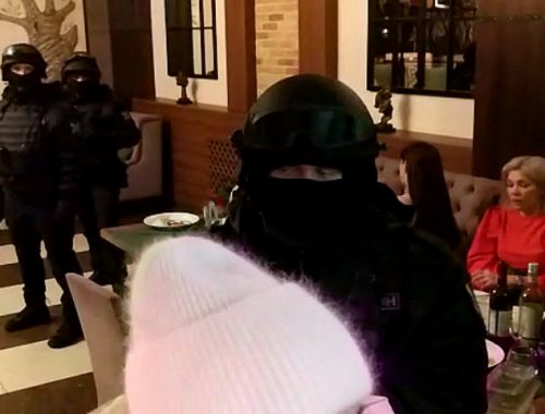 «Маски-шоу» в ресторане «Бира»: группа силовиков «вломилась» в заведение и напугала посетителей