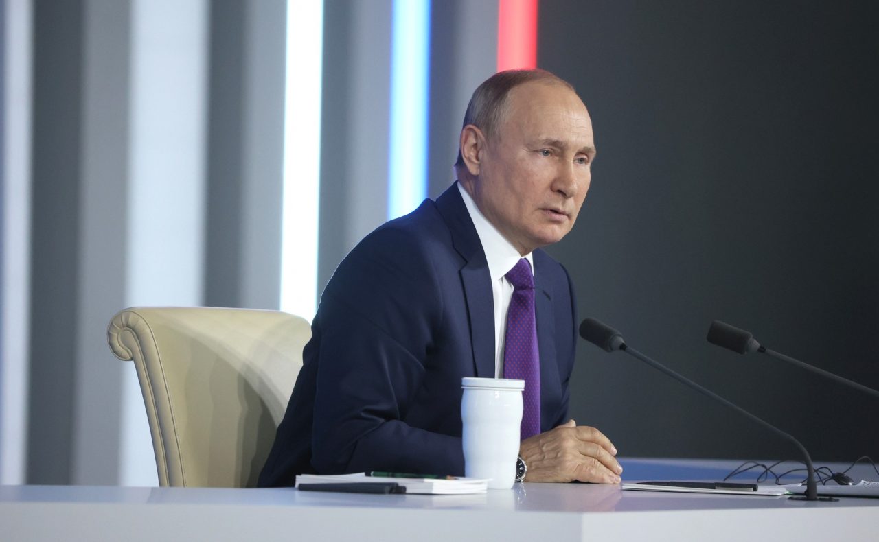 Путин заявил о дефиците бюджета в 3,3 триллиона рублей