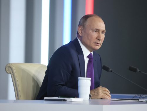 Путин заявил о дефиците бюджета в 3,3 триллиона рублей