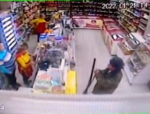 Биробиджанский райсуд отказался арестовывать хулигана, угрожавшего ружьём продавцу магазина